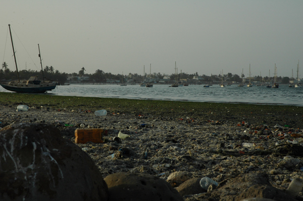 A Dakar, la Baie d'Hann asphyxiée par les déchets.